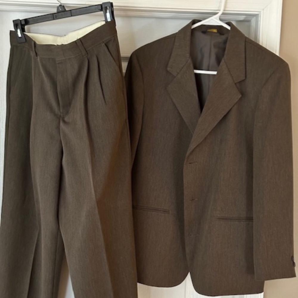 VAN HEUSEN SUITE - MENS/BOYS SIZE 18R